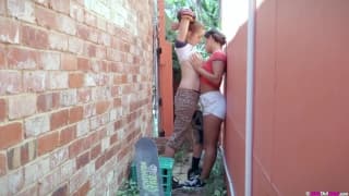 Lesbijki młode skaterki liżą się w ukrytej alejce