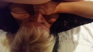 Użyje dużych cyców do masturbacji kutasa