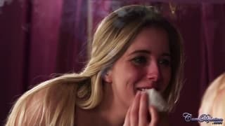 Blondynka Bomba w Bieliźnie Daje Intensywną Minetę z Widzem