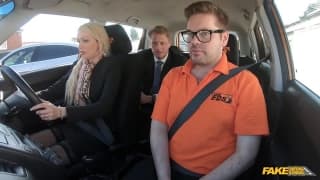Amber Jayne Dostaje Brudną Lekcję od Swojego Instruktora Jazdy