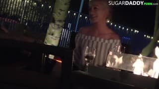 Młoda blondynka Renee Hurtz pragnie chuja tatuśka