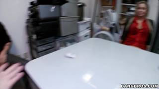 Cycata Abbey Brooks dostanie tą pracę w magazynie!