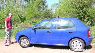 Stary facet zerżnie młodą dziwkę na przejażdżce