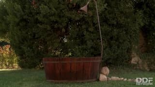 Danielle Maye i Krystall Webb jak nimfy w ogrodzie