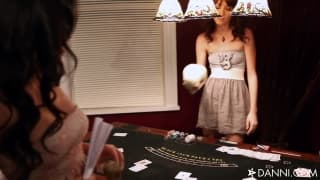 Piękna Asa Akira uwodzi Zoe Voss i uprawia lesbijski seks