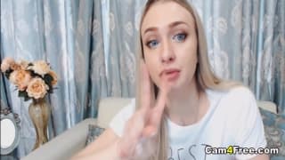 Ładna blondynka Hanna daje dobry show na żywo