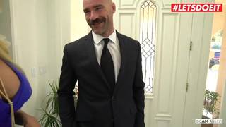 Seksowne blond mamuśki obsłużą wąsatego faceta