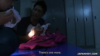 Sayaka Aishiro podnosi swój mały tyłek, aby jej chłopak ją podniecił