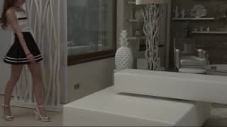 Młodziutka Nelya poznaje kutasa Rocco Siffredi