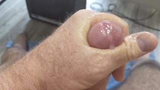 Starszy wali chuja aż zalew się spermą