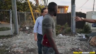 Gina Valentina jest jak suka w rui, która chce być sodomizowana.