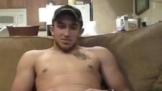 Młody facet trzepie dużego chuja dla nas