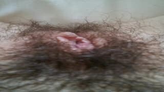 Kobieta filmuje swoją owłosioną pizdę