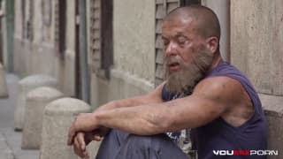 Azjatyckie nastolatki zaproszą bezdomnego na seks