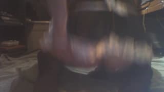 Pokojówka pierdoli się dildo głęboko