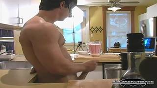 Piękny chłopak w masce wali dużego chuja