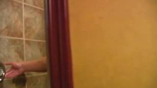 Muskularny Mishka, prysznic i masturbacja Muskularny Mishka, prysznic i masturbacja