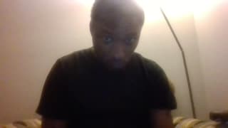 Czarny facet pokazuje nam dużą czarną pałę