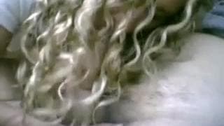 Blond dziwka possie mu kutasa w samochodzie