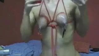 Sprośna masochistka mocno wiąże swoje cycki