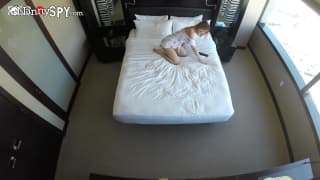 Słodka Dillion Harper nie czeka i się masturbuje!