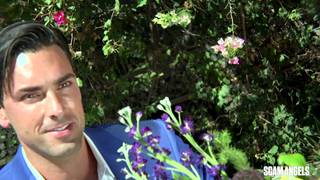 Muskularny brunet pierdoli dwie dziwki w trójkącie