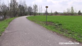 Do biseksualistów w parku dołączy sprośna dziwka