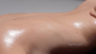 Masaż erotyczny z wibratorem dla Milli Yul