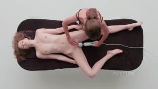 Lesbian Masseuse Wywołuje Nieskończone Orgazmy Mokrej Cipki