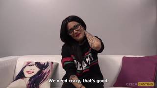 Piękna brunetka ssie chuja na castingu