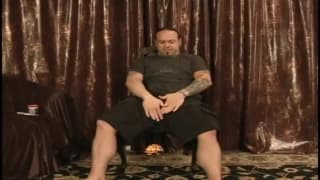 Duży muskularny facet w tatuażach wali chuja