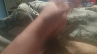 Młody facet lubi sobie zwalić z samego rana