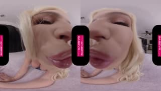 Blondynka z wypchanymi ustami obciąga kutasa