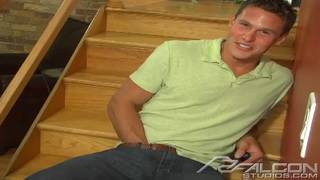 Młody Aaron wali kutasa i ma dildo w dupie