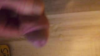 Seksowny facet spuszcza się przed komputerem