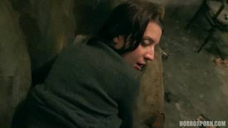 Wciągnął ją do katakumby i ostro wypierdolił