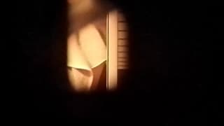 Ukryta w łazience kamera podgląda owłosioną pizdę