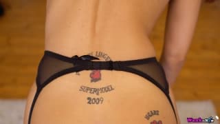 Jennifer Keellings bawi się dildo i tańczy na rurze