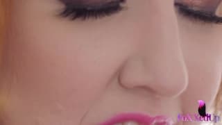 Blondynka i brunetka dzielą się bardzo gorącym kutasem