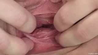 Zena Little podnieca nas szeroko otwartą pizdą