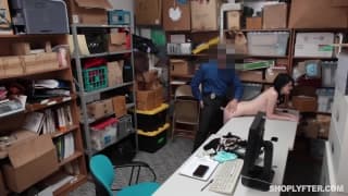 Szef zabrał na zaplecze młodą dziwkę Ivy Aura