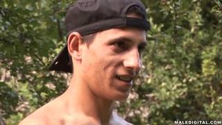 Młody muskularny gej trzepie sobie chuja