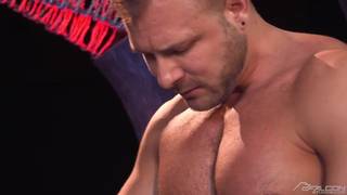 Młody chłopak obsłuży chuja dojrzałego faceta