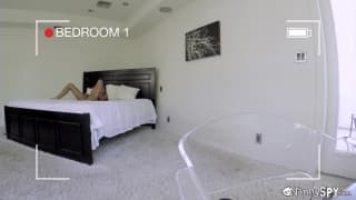 Piękna gwiazda porno Amia Mila obserwowana z ukrycia