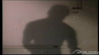 Mocny facet zdominuje tego blond wymoczka