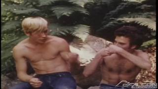 Młodzi kochankowie obciągają sobie w lesie