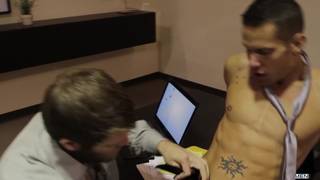 Spotykają się w biurze na ostre ruchanie