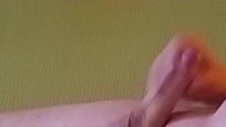 Dojrzały facet trzepie chuja przed kamerką