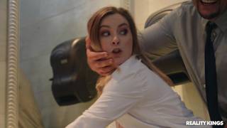 Pracownica hotelu Kara Lee zerżnięta w łazience