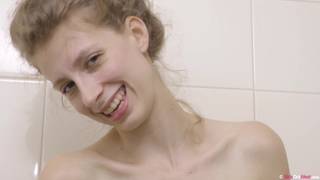 Pod prysznicem widzimy, jak Alice oddaje mocz, by oszczędzać wodę.